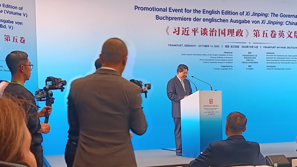 Der Chinesische Botschafter in Deutschland Deng Hongbo bei der Vorstellung des 5. Bandes der Reden von Xi Jinping am Vortag der Frankfurter Buchmesse 2025