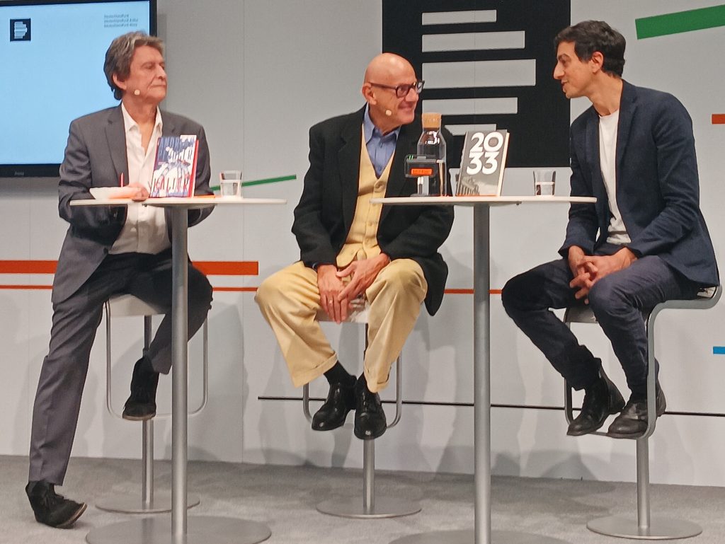 Die Autoren Andreas Pflüger und Bijan Moini am Stand von DLF Lesart auf der Frankfurter Buchmesse 2025