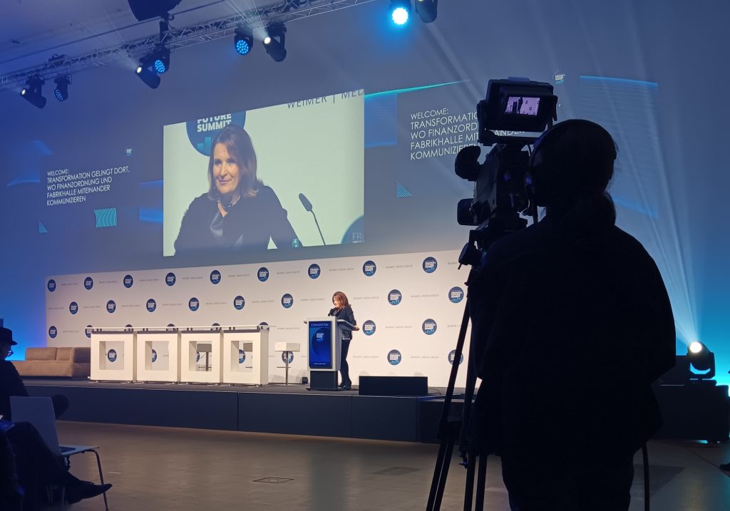 Christiane Götz-Weimer, Weimer Media Group, eröffnet den Frankfurt Finance & Future Summit.