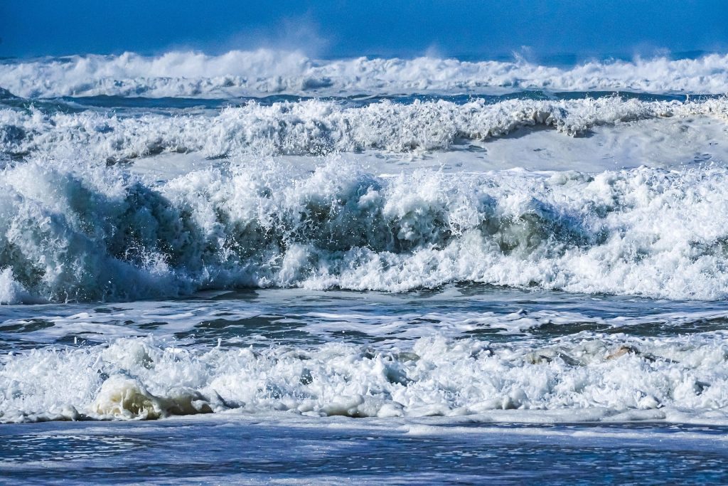 Hochseewellen brechen am Strand. Das Meer ist ein hochsensibles Ökosystem.