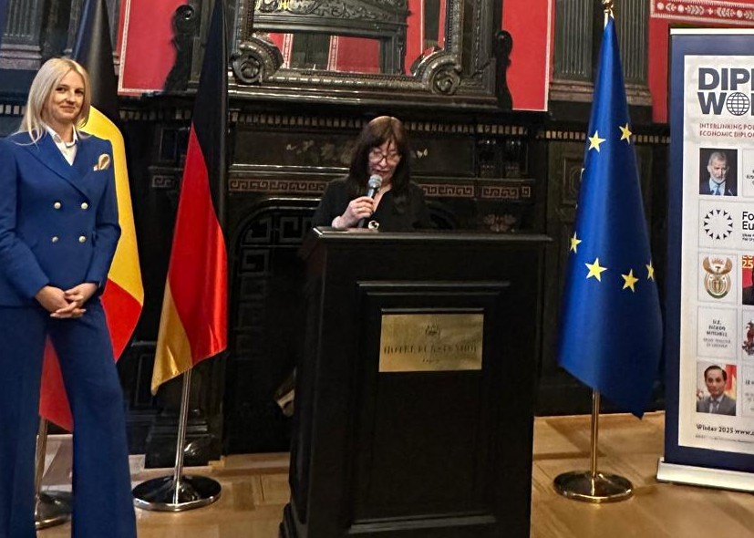 Lucille Kristiansen (in blau) und Barbara Dietrich im Serpentinsaal des Hotel Fürstenhof in Leipzig