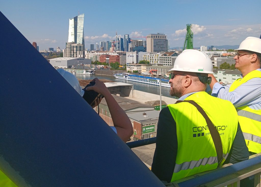 Blick von einem Containerkran im Frankfurter Osthafen auf die Skyline.