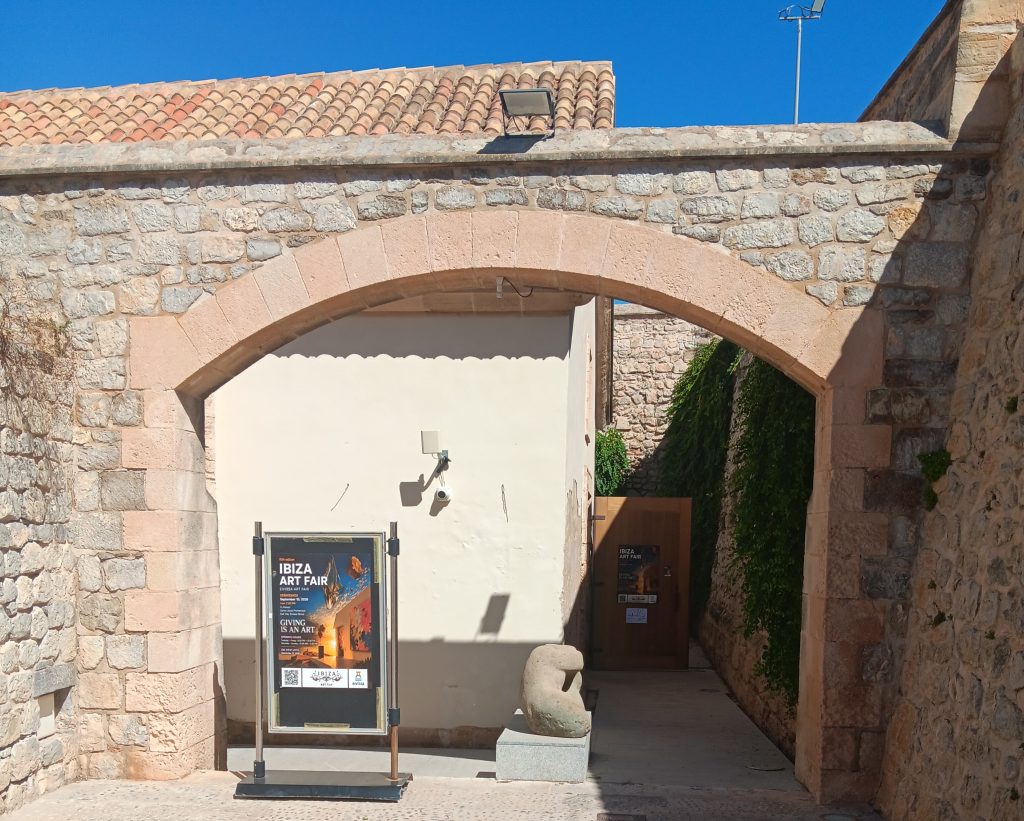 Eingang zum Kulturzentrum Es Polvori zum Ibiza Art Fair diesen September